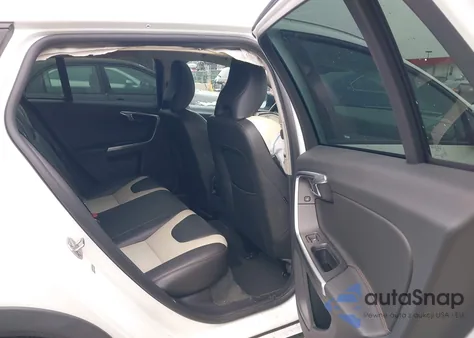 2017 Volvo V60 Cross Country T5 z USA, uszkodzony, nr VIN YV440MWK8H1037642